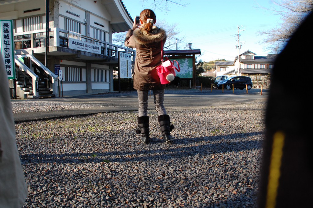 じょにー撮影の久納さんと長篠城資料館