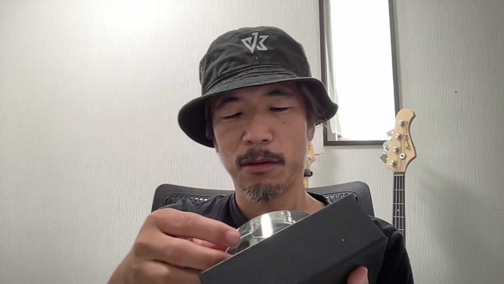 記念置き時計を開封する石川